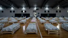 Tempat tidur untuk pasien terinfeksi virus corona Covid-19 diletakkan di gimnasium tempat berlatih timnas futsal Asosiasi Sepakbola Argentina (AFA) di pinggiran Buenos Aires, Senin (13/4/2020). Sekitar 120 tempat tidur tersedia di markas timnas futsal AFA untuk merawat pasien. (AP/Victor R. Caivano)