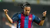 Ronaldinho meraih puncak kejayaannya saat memperkuat Barcelona, bersama tim asal Katalunya itu dirinya berhasil mencetak 70 gol dari 145 penampilan di La Liga Spanyol. (AFP/Cesar Rangel)