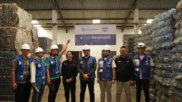 PT Tirta Investama (AQUA) bersama PT Khazanah Hijau Indonesia (Rekosistem) mendeklarasikan komitmen bersama untuk mengelola 1.400 metrik ton sampah kemasan dan botol plastik di Gresik, Jawa Timur (Jatim).