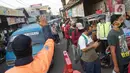 Calon penumpang antre masuk ke dalam Stasiun Citayam, Depok, Jawa Barat, Senin (8/6/2020). Memasuki fase PSBB proporsional menuju new normal Kota Depok, stasiun ramai dipadati penumpang yang kini mulai beraktivitas kembali. (Liputan6.com/Immanuel Antonius)