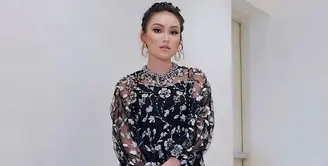 Gaun dengan hiasan brokat serta payet silver, makin kelihatan unik dengan aksen tutu. Dipadu bersama strap stiletto, gaya pasti kelihatan glamor (Instagram/ayutingting92).