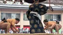 Juara gulat sumo dari Mongolia Harumafuji bersiap bertanding melawan Goeido di Kuil Yasukuni di Tokyo, Jepang, Senin (17/4). (AP Photo / Shizuo Kambayashi)