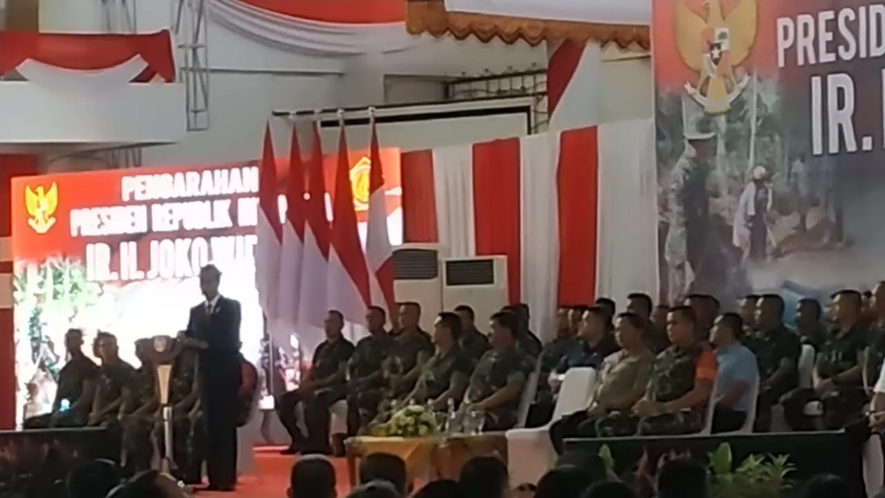 Presiden Jokowi saat memberikan pengarahan kepada 3.500 Babinsa dari Kodam Bukit Barisan, Kodam Sriwijaya, dan Kodam Iskandar Muda di Universitas Jambi.