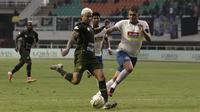 Penyerang PS Tira Persikabo, Ciro Alves mendribel bola melewati penjagaan bek PSIS Semarang, Wallace Costa pada lanjutan Shopee Liga 1 2019 di Stadion Pakansari, Jumat (22/11/2019). (Bola.com/Yoppy Renato Manalu)