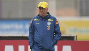 Pelatih Brasil Carlo Ancelotti memimpin sesi latihan menjelang pertandingan kualifikasi Piala Dunia 2026 melawan Ekuador. Latihan ini digelar di Sao Paulo, Brasil, pada Selasa, 3 Juni 2025. (AP Photo/Andre Penner)