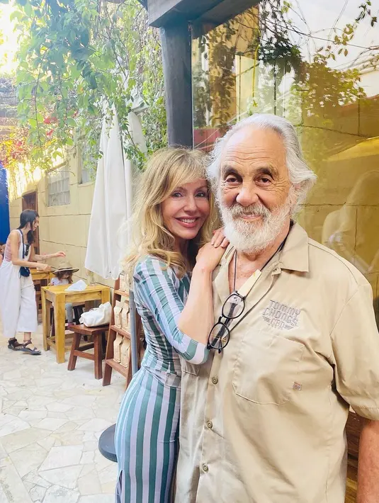 Kedua mertua Rahma Azhari, Tommy Chong dan Shelby Chong. (Instagram @funnyshelby)