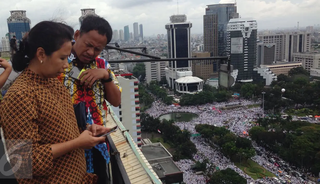 Menteri BUMN, Rini Soemarno saat berada di atas gedung BUMN, Jakarta, Rabu (2/12). Diketahui, aksi 2 Desember yang disebut 'superdamai' itu tidak bakal diisi orasi. (Liputan6.com/Faizal Fanani)