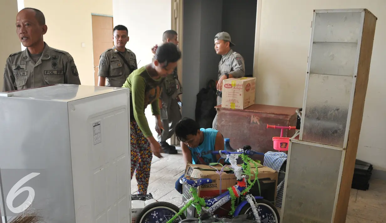 Suasana pindahan warga Kampung Pulo ke ke Rusunawa Jatinegara Barat, Jakarta, Jumat (21/8/2015). Dari 429 warga yang telah mengikuti undian unit hunian, baru 238 warga Kampung Pulo yang telah mengambil kunci. (Liputan6.com/Herman Zakharia)