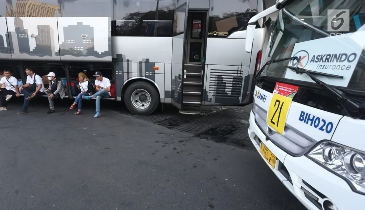 Pemudik menunggu kebarangkatan bus di Gelora Bung Karno, Jakarta Pusat, Kamis (30/5/2019). PT Askrindo (Persero), memberangkatkan 1.406 peserta Mudik Bareng BUMN 2019 menggunakan moda transportasi bus dan kapal laut di sejumlah daerah antara lain, Jateng, Jatim dan Sumut. (Liputan6.com/HO/Iqbal)