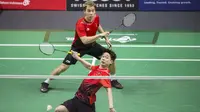 Pasangan Indonesia,Kevin Sanjaya/Marcus Fernaldi Gideon saat menghadapi wakil China Taipei, Lee Jhe-Huei/Lee Yang, pada laga semifinal bulutangkis Asian Games di Istora Senayan, Jakarta, Senin (27/8/2018). (Bola.com/Vitalis Yogi Trisna)