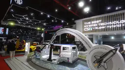 Bertempat di JIExpo Kemayoran, Jakarta, pameran otomotif bertaraf internasional ini akan berlangsung hingga 15 Februari 2026. Tampak dalam foto, pengunjung melihat-lihat mobil yang dipamerkan saat International Motor Show (IIMS) 2026 di JIExpo Kemayoran, Jakarta, Kamis (5/2/2026). (Kapanlagi.com/Budy Santoso)