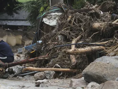 Seorang pria bereaksi di samping rumahnya yang runtuh setelah tanah longsor yang disebabkan oleh hujan lebat di Yecheon, Korea Selatan, Minggu, 16 Juli 2023.(Yun Kwan-shick/Yonhap via AP)