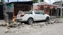 Sebuah mobil tertimbun bagian tembok yang roboh saat terjadi gempa bumi di Les Cayes, Haiti, Sabtu (14/8/2021). Wilayah Negara Haiti diguncang gempa berkekuatan magnitudo 7,1 pada Sabtu, 14 Agustus 2021 pukul 08.29.10 waktu setempat yang menewaskan lebih dari 300 jiwa. (AP Photo/Delot Jean)