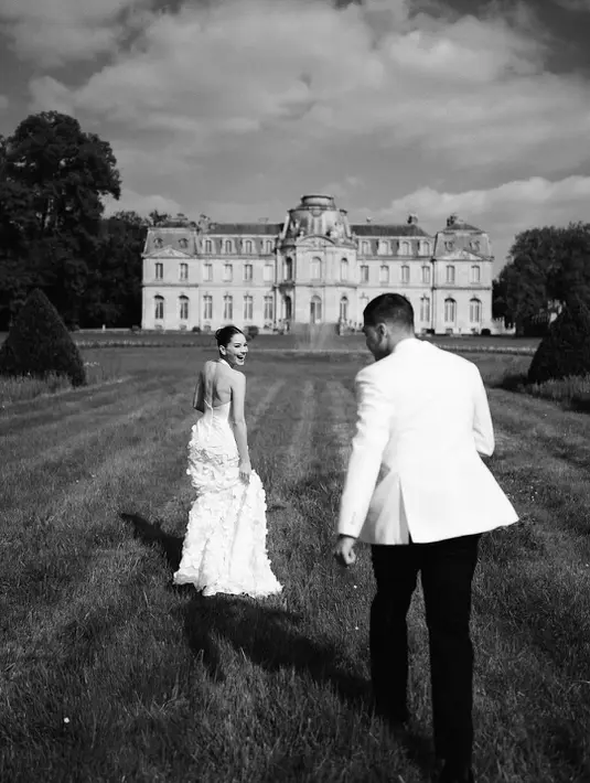 Berlari dengan latar kastil khas Eropa, Alyssa Daguise menarik rok panjangnya dengan pose romantis [@alyssdaguise]