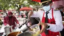 Mantan pilot Azrin Mohamad Zawawi menyiapkan mie laksa kari di warung makannya di Subang Jaya, Malaysia, Rabu (4/11/2020). Mantan pilot maskapai Malindo itu kini membuka usaha makanan 'Kapten Corner' yang menjual makanan lokal sambil menunggu industri penerbangan pulih. (AP Photo/Vincent Thian)