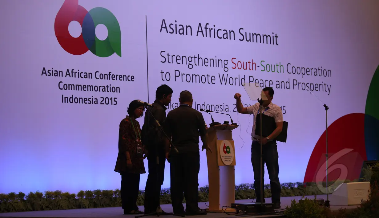 Sejumlah petugas mengecek pengeras suara di ruangan yang digunakan untuk pembukaan Asian-African Summit dalam rangka peringatan ke-60 Konferensi Asia Afrika di Jakarta Convention Centre, Jakarta, Selasa (21/4/2015). (Liputan6.com/Herman Zakharia)