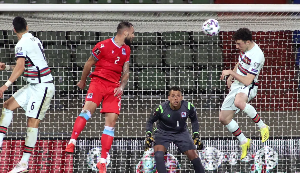 Striker Portugal, Diogo Jota (kanan) melepaskan sundulan yang berbuah gol penyeimbang 1-1 ke gawang Luksemburg dalam laga Kualifikasi Piala Dunia 2022 Zona Eropa Grup A di Josy Barthel Stadium, Luksemburg, Selasa (30/3/2021). Portugal menang 3-1 atas Luksemburg. (AP/Olivier Matthys)