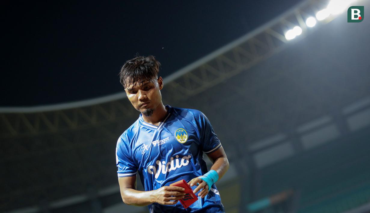 Reaksi kecewa pemain PSIM Yogyakarta, Aditya Putra Dewa usai kalah 0-3 dari FC Bekasi City saat laga lanjutan Grup B Liga 2 2022/2023 di Stadion Patriot Candrabhaga, Bekasi, Senin (19/09/2022). (Bola.com/Bagaskara Lazuardi)