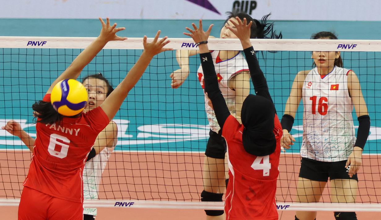 Pemain Timnas voli putri Vietnam, Pham Thi Hien (depan) melepaskan spike yang berhasil menembus blok dua pemain Indonesia, Geofanny Eka (kiri) dan Bela Sabrina pada laga Grup B AVC Challenge Cup 2024 di Rizal Memorial Coliseum, Manila, Filipina, Minggu (26/5/2024). Vietnam menang 3-1 (25-17, 25-15, 25-27 dan 25-13). (Asian Volleyball Confederation)