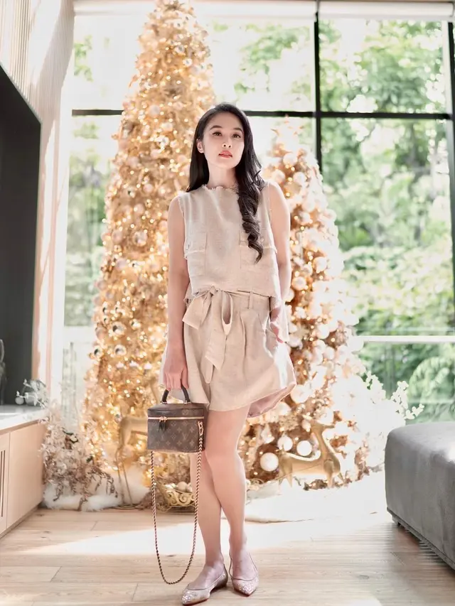6 Tampilan Pohon Natal Megah Sandra Dewi yang Jadi Spot OOTD Favorit