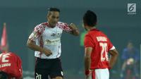 Pemain Persipura Addison Alves berlari usai mencetak gol ke gawang Persija saat lanjutan Liga 1  Indonesia di Stadion Patriot Candra Bhaga, Bekasi, Sabtu (8/7). Persija bermain imbang 1-1 dengan  Persipura. (Liputan6.com/Helmi Fithriansyah)