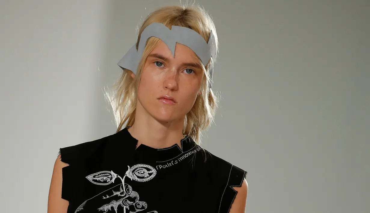 Model membawakan busana rancangan, John Galliano saat Fashion Week Paris di Perancis, Rabu (28/9). Hiasan kepala dari rancangan John sekilas mirip dengan busana makhluk luar angkasa di film-film Hollywood (REUTERS/Gonzalo Fuentes)