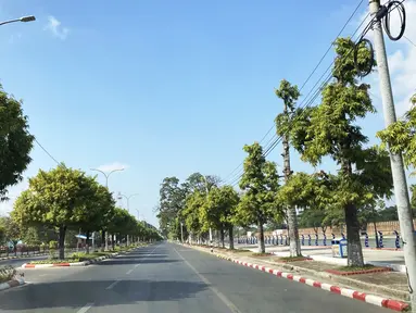 Sebuah jalan kosong terlihat di Mandalay, Myanmar tengah, Jumat (10/12/2021). Jalan-jalan terlihat kosong di Mandalay pada hari Jumat ini ketika orang-orang berpartisipasi dalam pemogokan senyap atau "silent strike" untuk menandai Hari Hak Asasi Manusia Internasional. (AP Photo)