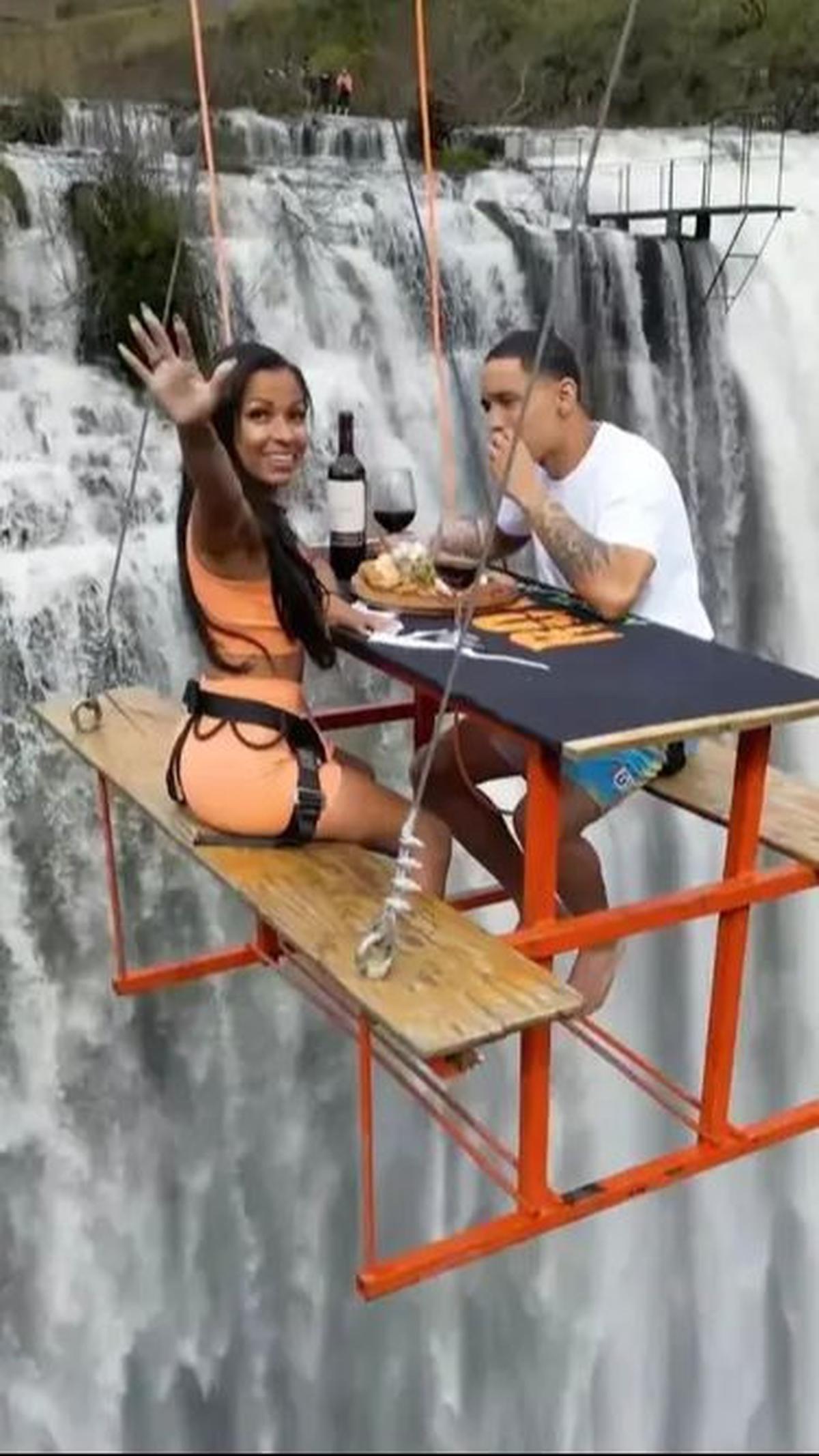 Makan Sambil Menggantung di Atas Air Terjun<br>