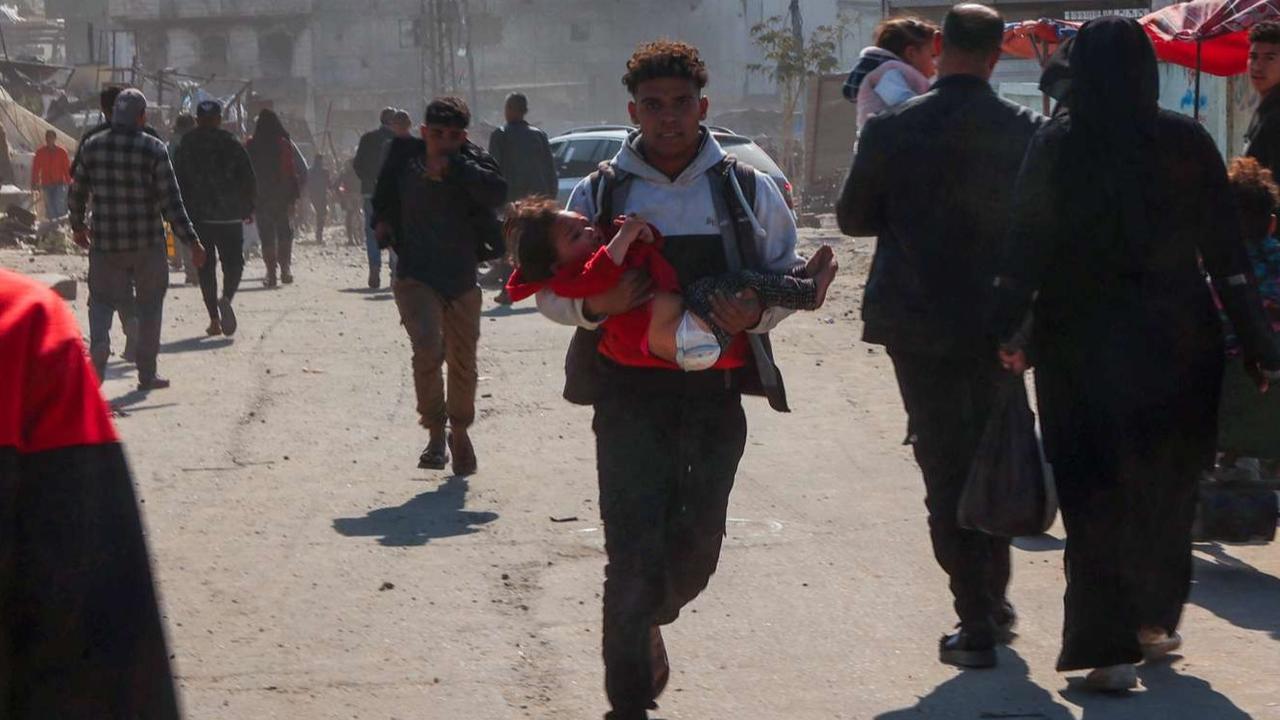 Penampakan Kawah Menganga di Tengah Permukiman Warga Jalur Gaza Imbas Serangan Israel