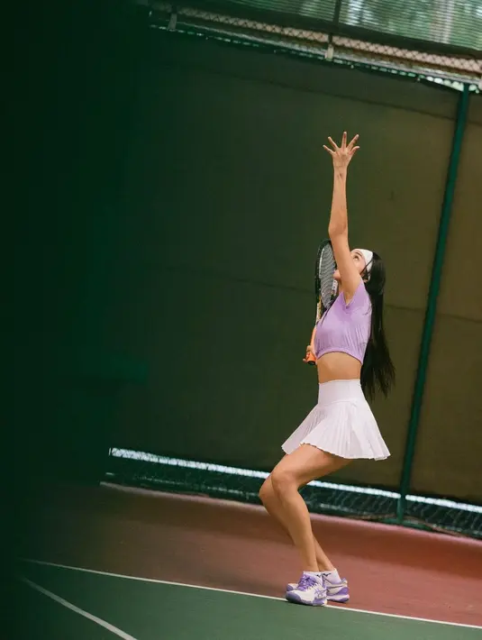 Terlihat Anya begitu menikmati permainan tenisnya dengan serius. [Foto: Instagram/ Anya Geraldine]