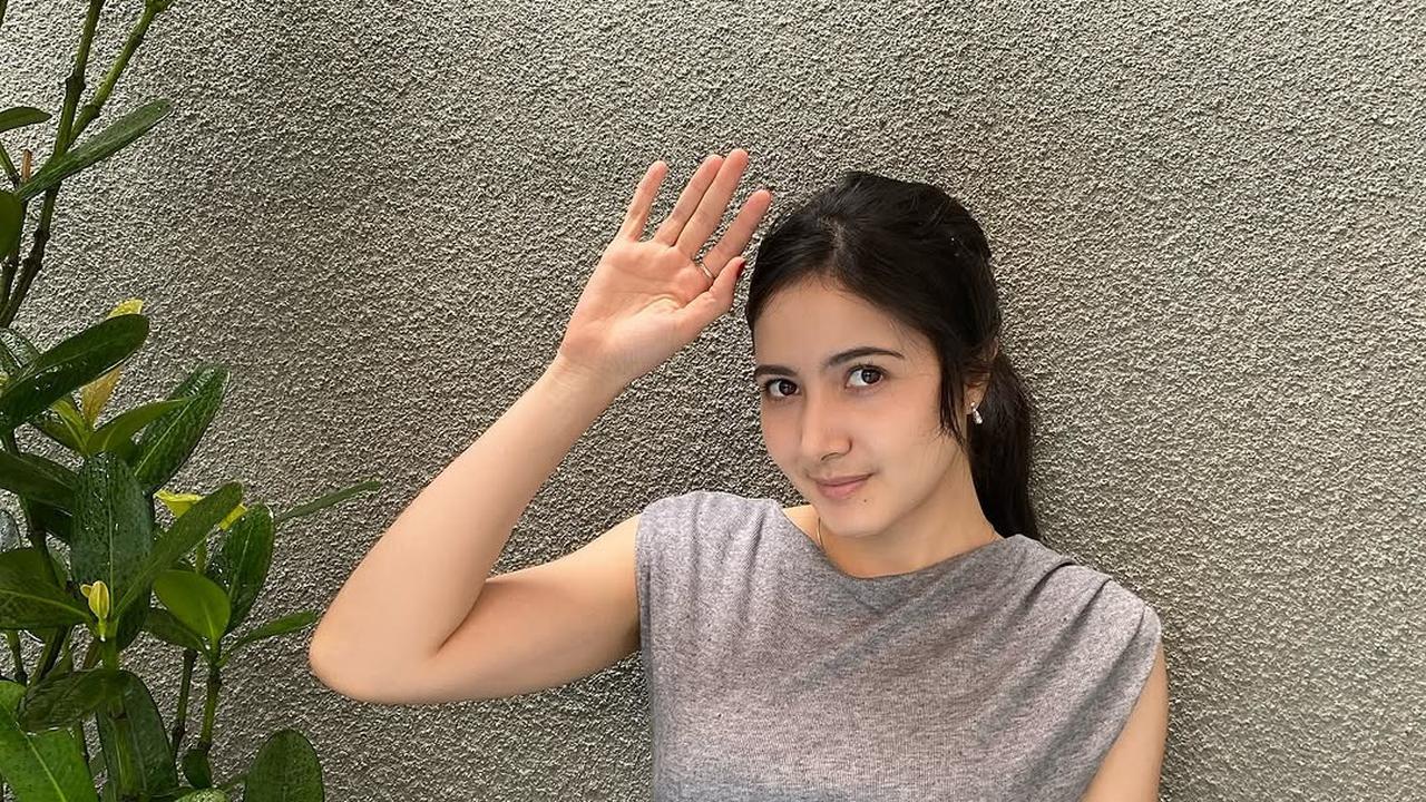 Profil Bulan Sutena, Penyanyi Cantik Asal Bali yang Berparas Bule