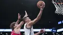 Brooklyn Nets guard, Jeremy Lin memasukan bola kedalam keranjang saat dihadang pemain Chicago Bulls, Robin Lopez pada laga NBA basketball game, (31/10/2016) Bulls menang 118-88. (AP/Mary Altaffer)