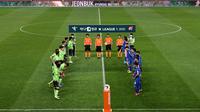 Pemain Jeonbuk Hyundai Motors dan Suwon Samsung Blue Wings sebelum memulai pertandingan pembukaan kompetisi K-League Korea Selatan di Stadion Jeonju, Jumat (8/5/2020). Jeonbuk menang 1-0 atas Suwon. (AFP/Jung Yeon-Je)