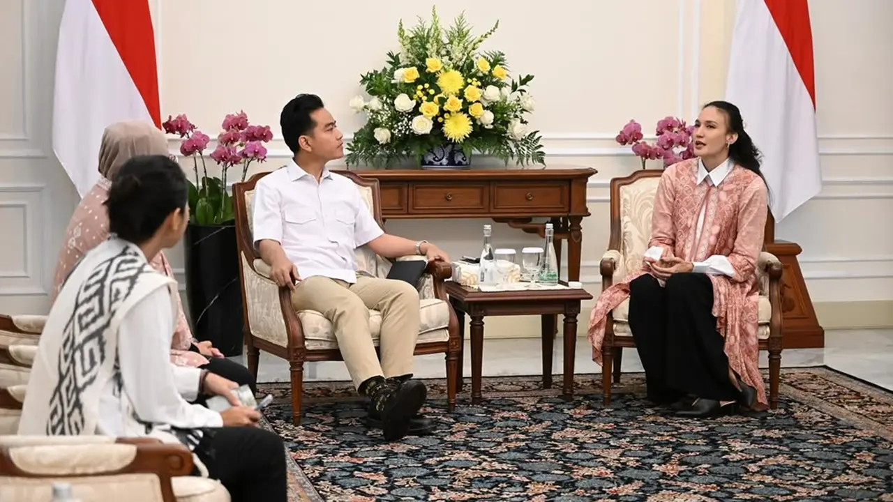 5 Potret Outfit Nadine Chandrawinata saat Bertemu Wapres, Anggun dengan Batik Modern