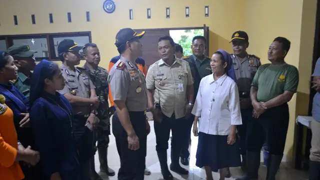 Para suster menjelaskan kepada Kapolres Cilacap kondisi pengungsian. (Foto: Liputan6.com/Muhamad Ridlo)