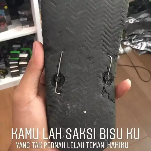 6 Cara Orang Akali Sandal Jepit Putus Ini Kocak, Solusi Bisa Kembali Dipakai