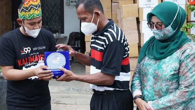7 Potret Crazy Rich Malang Beri Bantuan Korban Banjir Di Kalimantan