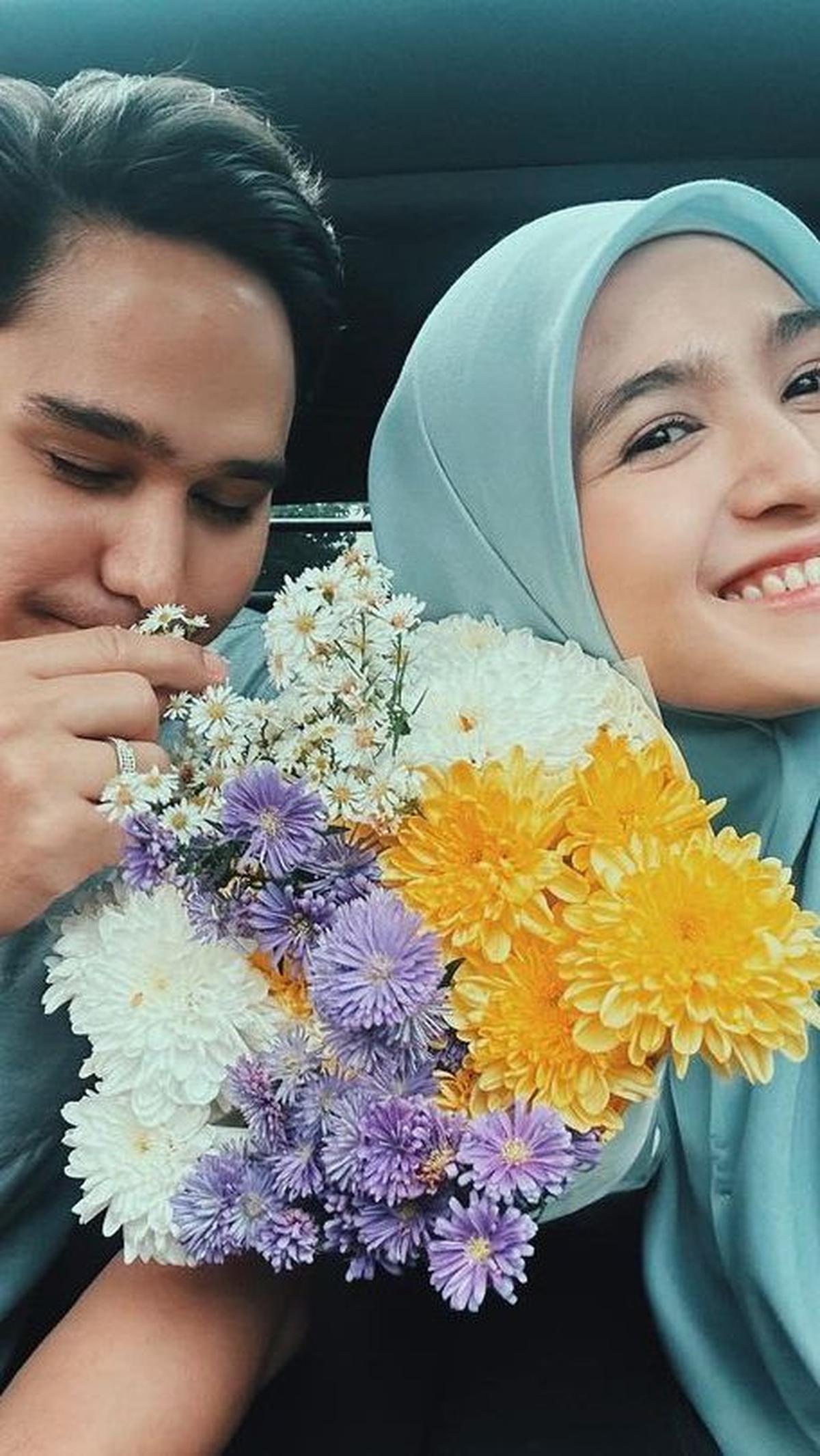 Keduanya membagikan momen mesra saat di sinetron Hidayah Cinta. Potret kebersamaan keduanya sukses bikin baper penggemar.