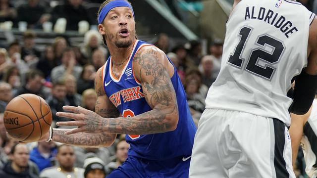 LaMarcus Aldridge menjaga Michael Beasley