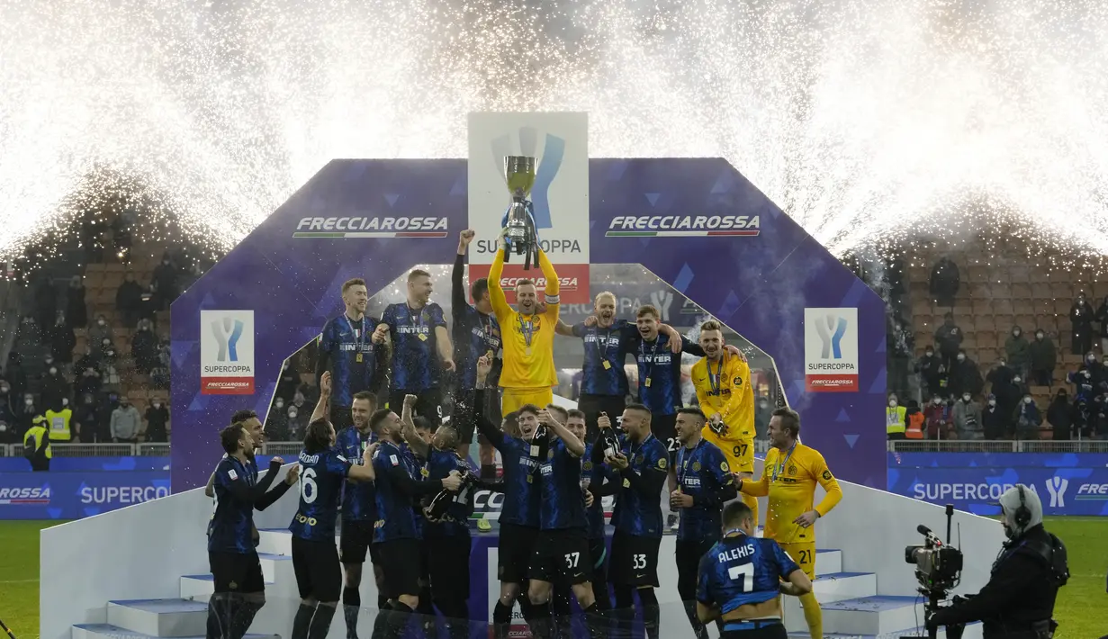Para pemain Inter Milan merayakan dengan trofi setelah menang atas Juventus pada pertandingan final Piala Super Italia di Milan, Italia, Kamis (13/1/2022). Inter Milan menang tipis atas Juventus 2-1 lewat perpanjangan waktu. (Spada/LaPresse via AP)