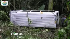 Kecelakan terjadi saat tiga mobil minibus rombongan dalam perjalanan pulang dari lokasi wisata. Di jalan berliku dan naik turun, salah satu mobil tiba-tiba kehilangan kendali dan terjun ke jurang.
