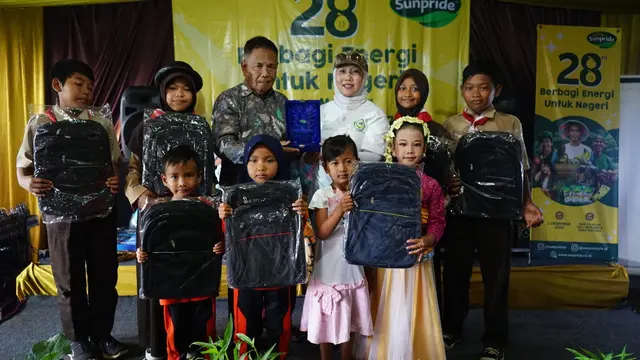 Ultah ke-28 Sunpride dirayakan dengan pengobatan gratis, bagi-bagi mesin alat pertanian dan traktor, dan alat sekolah di Desa Madura, Cilacap, Jawa Tengah. (Foto: Liputan6.com/SSN)