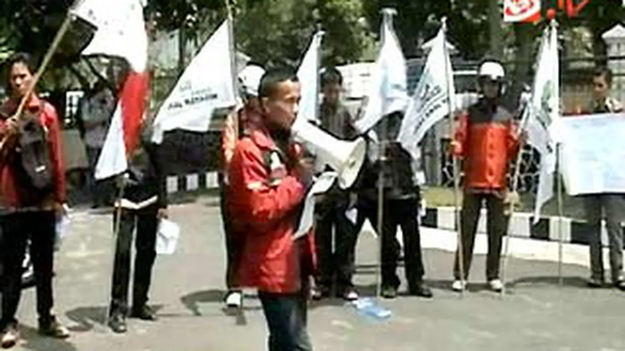 Mahasiswa Protes Raskin Berbelatung - News Liputan6.com