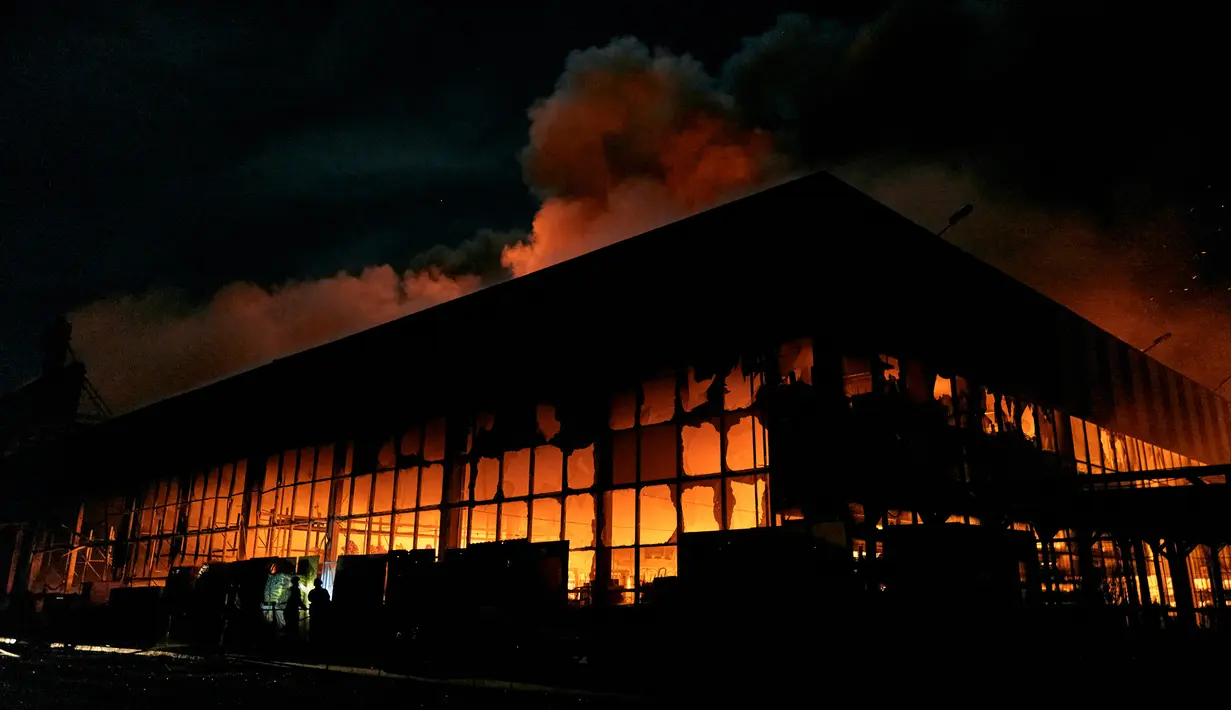 Kondisi pusat perbelanjaan setelah dihantam tembakan Rusia di Kherson, Ukraina, 3 Februari 2023. Asap membumbung tinggi dari pusat perbelanjaan yang terbakar setelah serangan Rusia ke pusat perbelanjaan tersebut. (AP Photo/LIBKOS)
