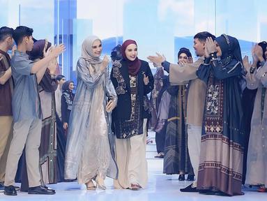 Acara ini dimeriahkan oleh sederet selebriti ternama yang turut menjadi model. Bertema 'Reflection', acara ini tidak hanya menampilkan busana-busana terbaru, tetapi juga mendorong introspeksi diri. Zaskia Sungkar memperkenalkan koleksi terbarunya, seperti Atacama dan Mighty Allure, sementara Shireen Sungkar menampilkan koleksi 'Harmony' yang terinspirasi oleh kedamaian dan keselarasan. (Liputan6.com/IG/@shireensungkar)