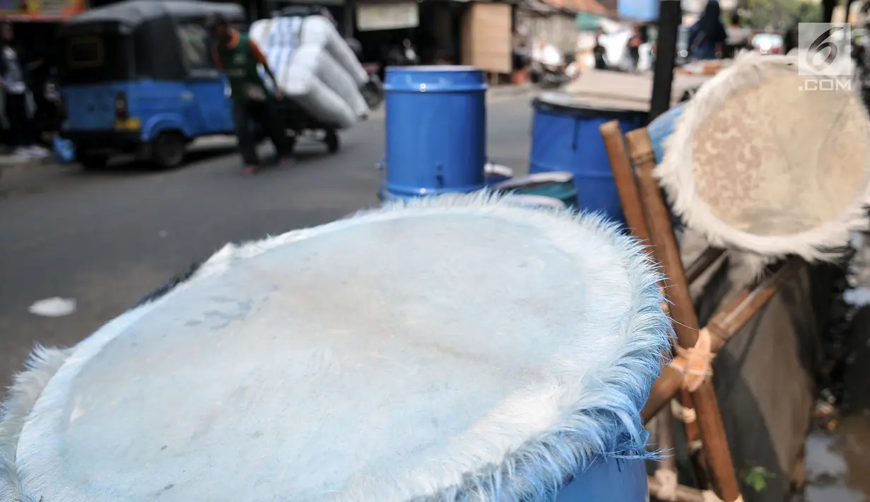 Pedagang memajang beduk untuk dijual di kawasan Tanah Abang, Jakarta, Senin (14/5). (Merdeka.com/Iqbal Nugroho)