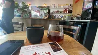 Kedai kopi Meramanis di Kota Koln, Jerman. Kedai kopi ini menyajikan banyak varian dengan biji kopi asli diimpor dari Indonesia dan dijalankan oleh lima orang asal Indonesia. (Bola.com/Benediktus Gerendo Pradigdo)