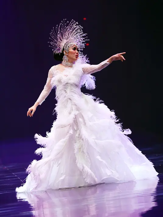 "Semua Kemanjaan Dan Totalitas Mahakarya Seni Ini Di Persembahkan Khusus Untuk Ulang Tahunnya Sang Maestro Indonesia Da1AndOnly @rinaldyyunardi @rinaldyyunardiofficial ...Happy B’day Sayang I Love You So Much !," tutup Syahrini. (Deki Prayoga/Bintang.com)