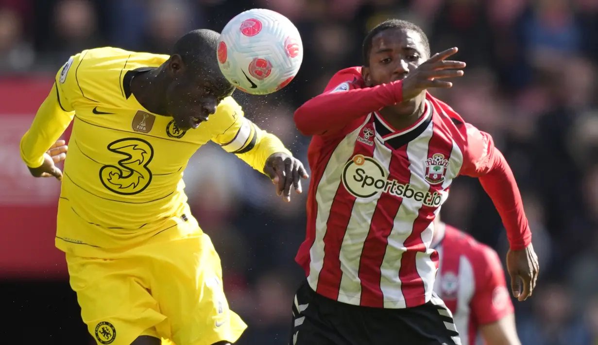 Gelandang Chelsea, N'Golo Kante berebut bola dengan pemain Southampton, Ibrahima Diallo pada pertandingan lanjutan Liga Inggris di Stadion Saint Mary di Southampton, Sabtu (9/4/2022). Chelsea menang telak atas tuan rumah Southampton 6-0. (AP Photo/Frank Augstein)