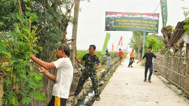 Aparat TNI dan warga Desa Kertajaya, Pebayuran, Kabupaten Bekasi bergotong royong